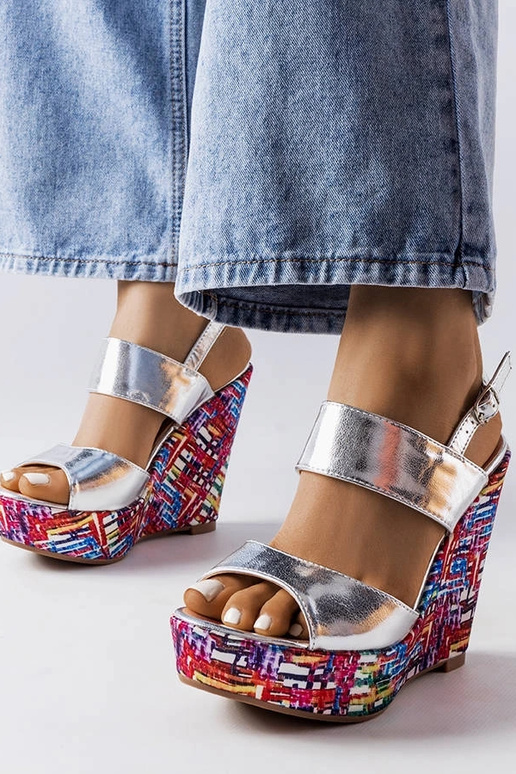 Kaunistatud kiiludega hõbedased...