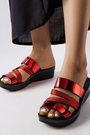 Lola punased läikivad plätud