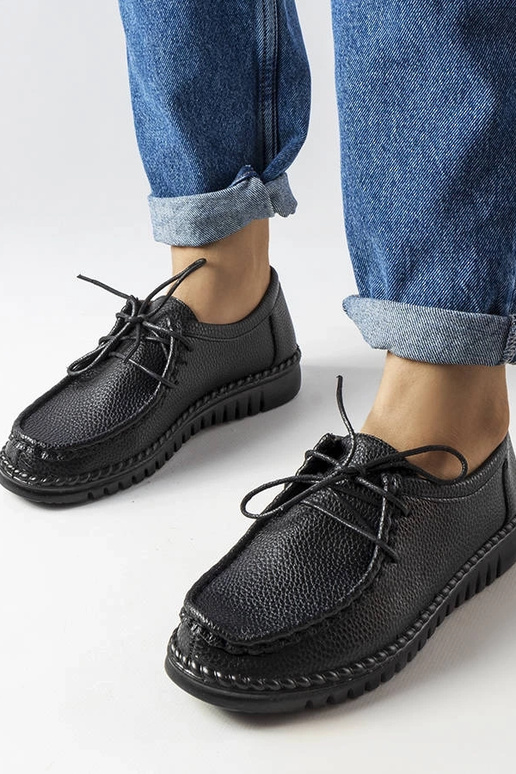 Mustad kitsenevad poolsaapad, „Tuva"