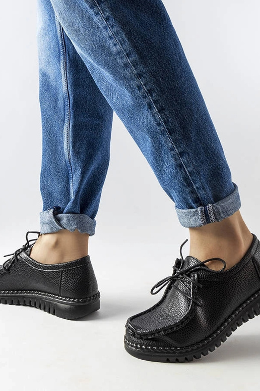 Mustad kitsenevad poolsaapad, „Tuva"