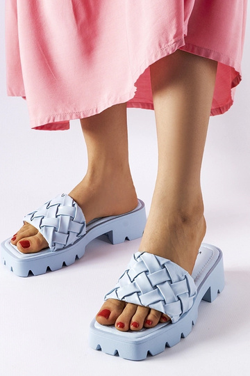 Lora sinised traktori talla...