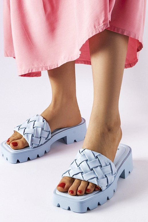 Lora sinised traktori talla plätud