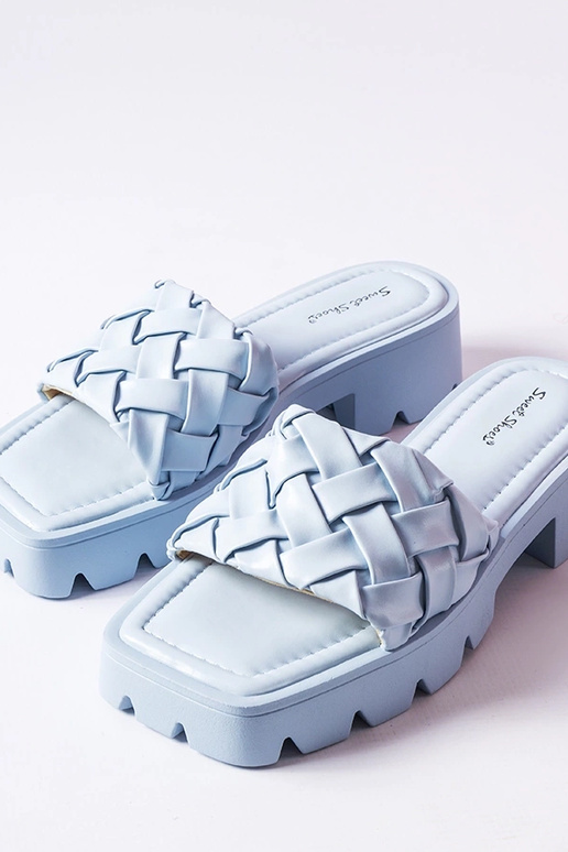 Lora sinised traktori talla plätud