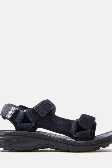 Mustad spordisandaalid...