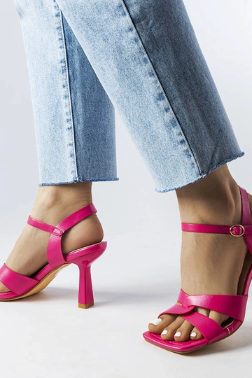 Roosad kõrge kontsaga...