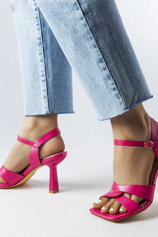 Roosad kõrge kontsaga sandaalid...