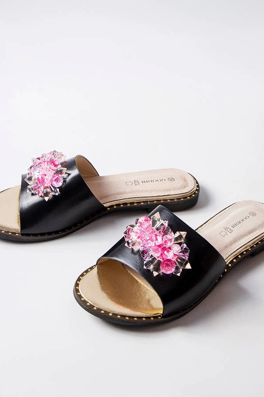 Mustad plätud Lowa kristallidega