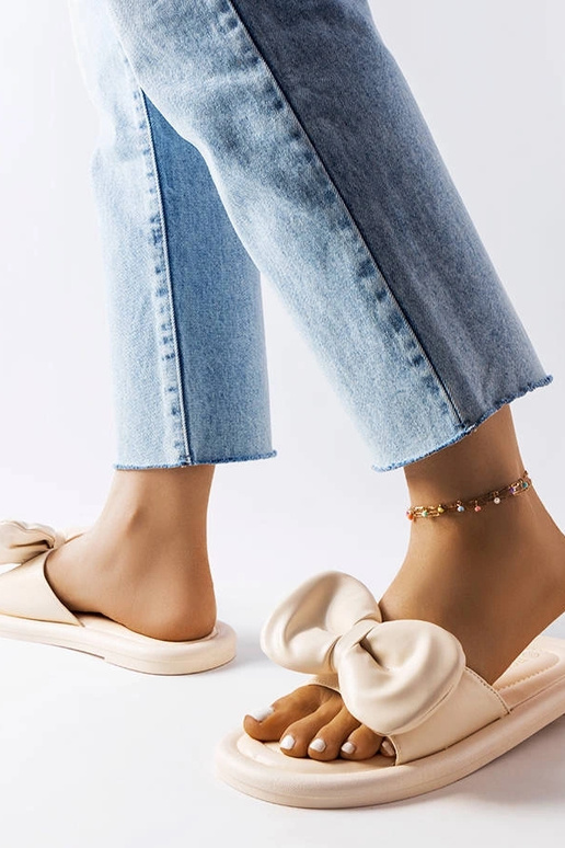 Beežid plätud kaarega Lende