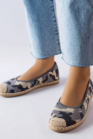 Benedum hallid libisevad espadrillid