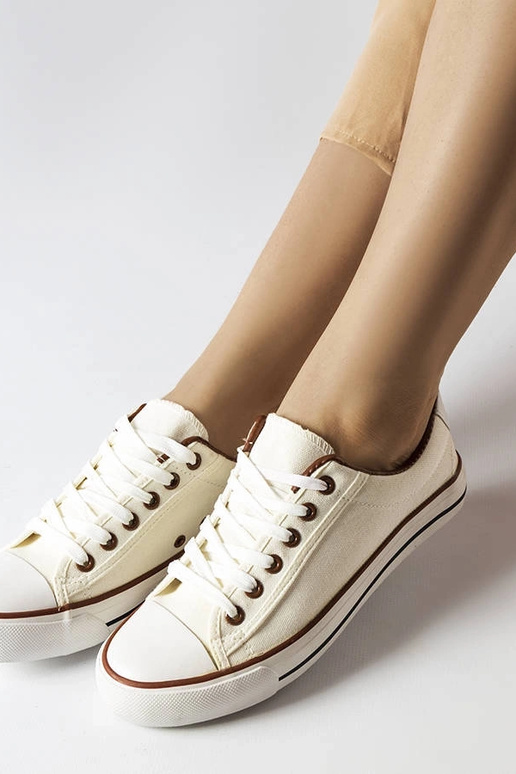 Mascherone valgest kangast tossud