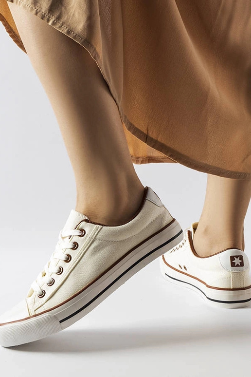 Mascherone valgest kangast tossud