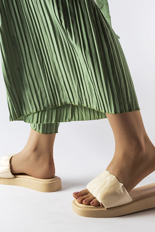 Volangidega kaunistatud beežid...