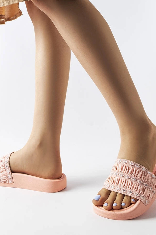 Roosad Ernesti volangidega plätud