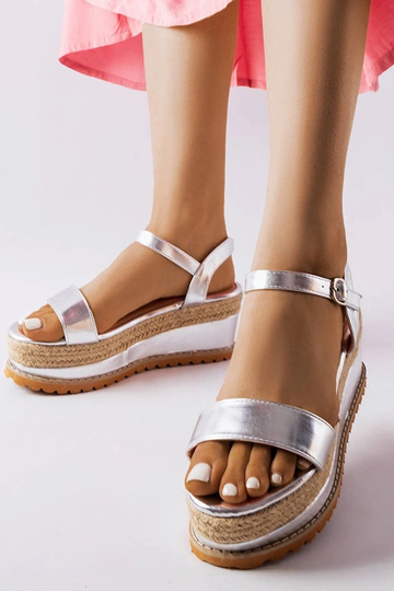 Hõbedased sandaalid...