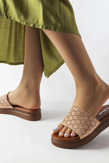 Roosad ažuursed liumäed...