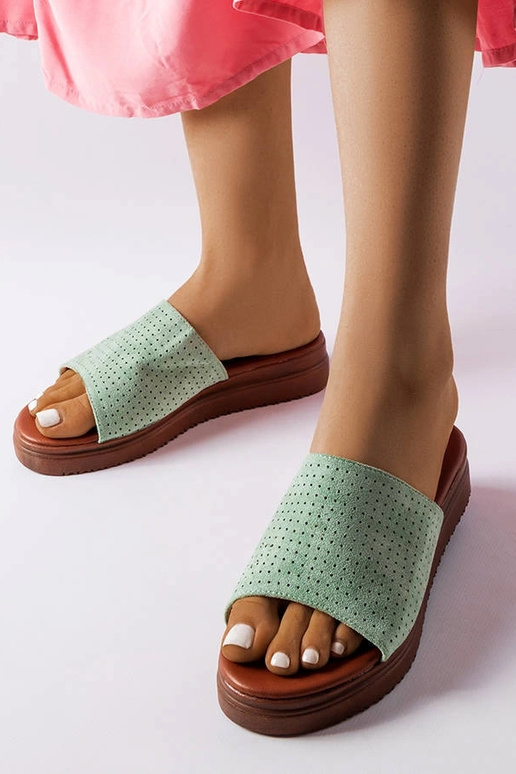 Rohelised plätud, millel on ažuurne...