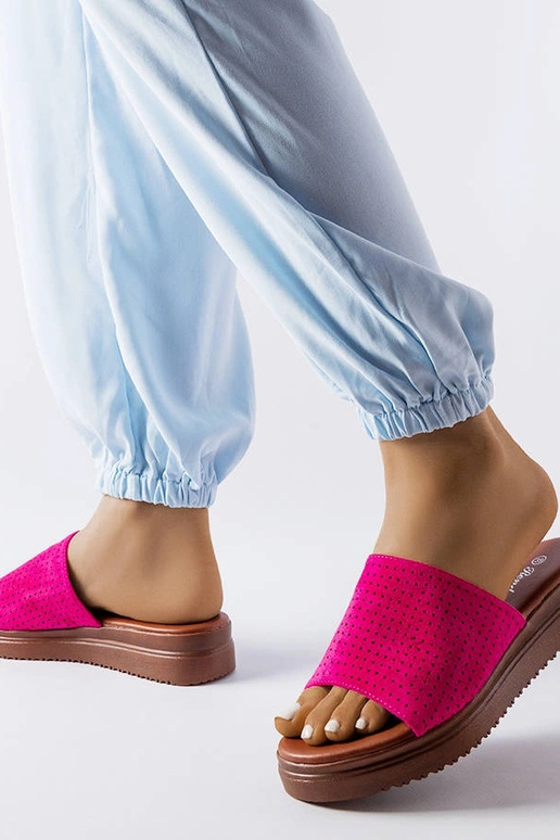 Tumeroosad plätud, millel on ažuurne...