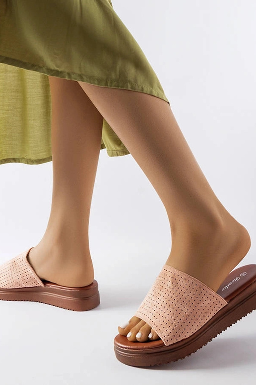 Roosad plätud, millel on ažuurne... Roosad plätud, millel on ažuurne...