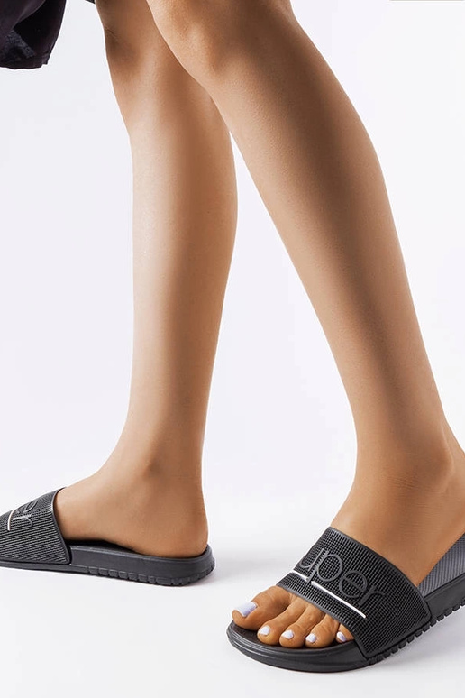 Mustast kummist Azelio plätud