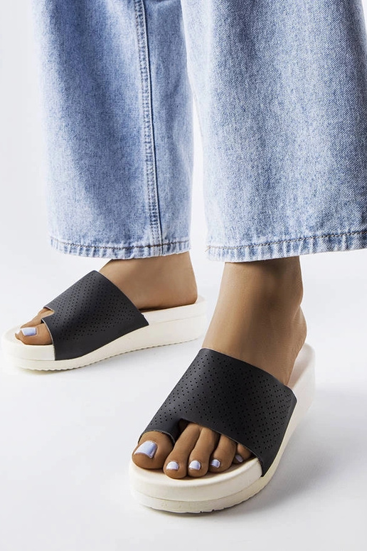 Mustad Monferrato kiilu sandaalid