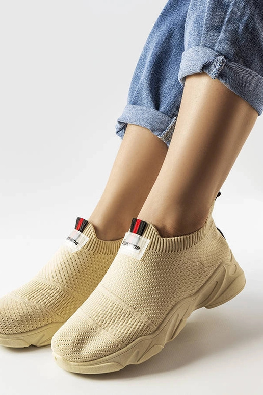 Beežid libisevad spordijalatsid... Beežid libisevad spordijalatsid...