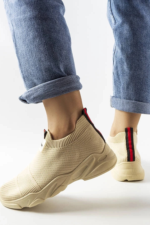 Beežid libisevad spordijalatsid... Beežid libisevad spordijalatsid...