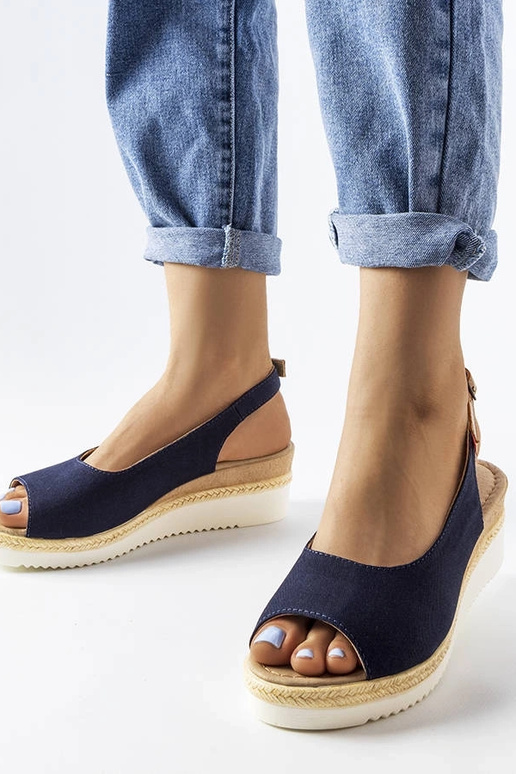 Tumedalt sinised sandaalid...