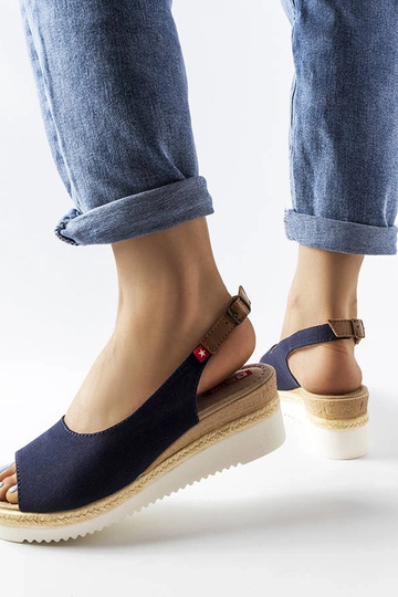 Tumedalt sinised sandaalid... 2