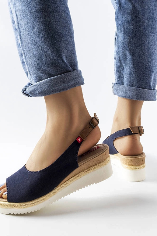 Tumedalt sinised sandaalid...