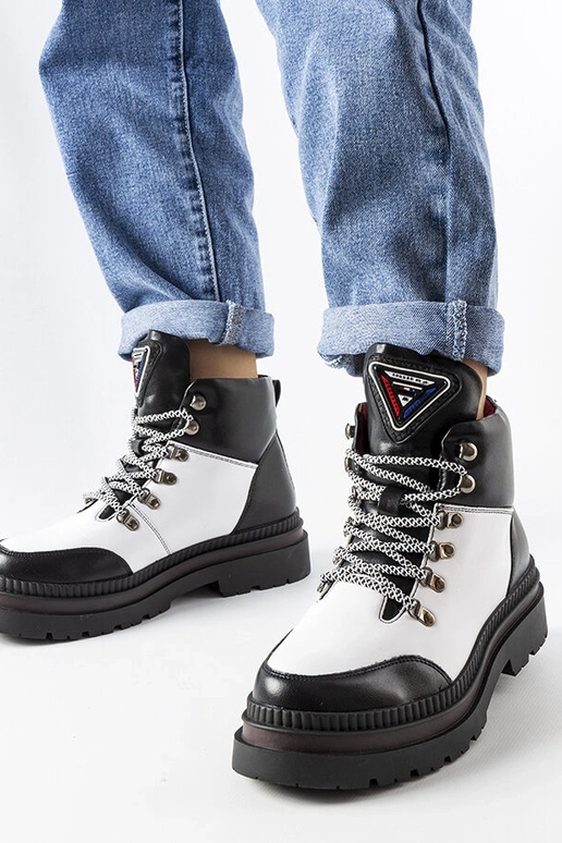 Solofra must-valged soojustusega saapad