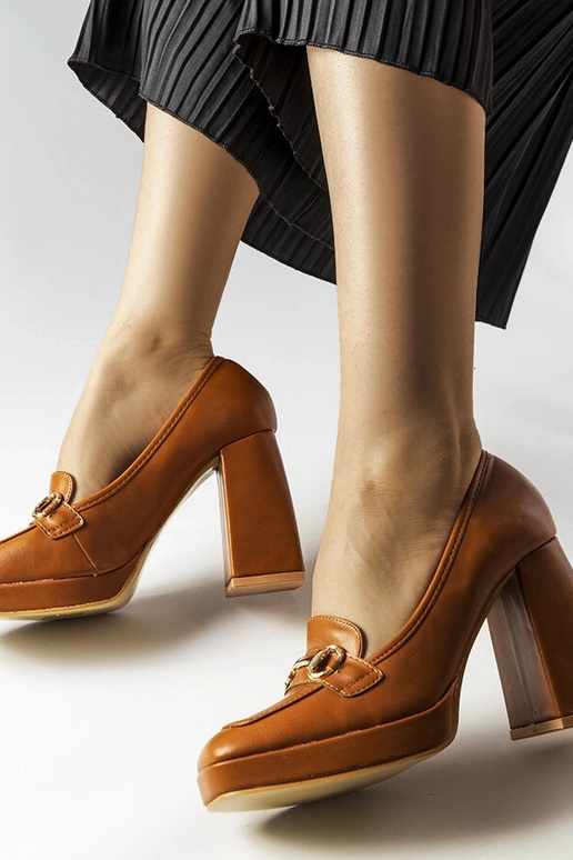 Pruunid geomeetrilise kontsaga pumbad...