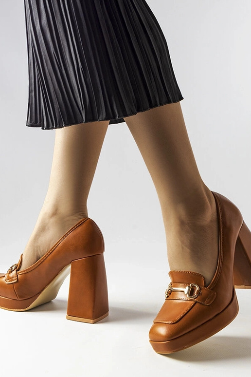 Pruunid geomeetrilise kontsaga pumbad...