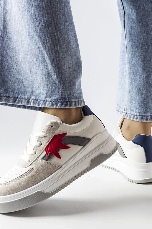 Valged sportlikud kingad kunstnahast...