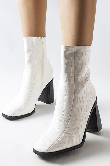 Belluci valged poolsaapad...