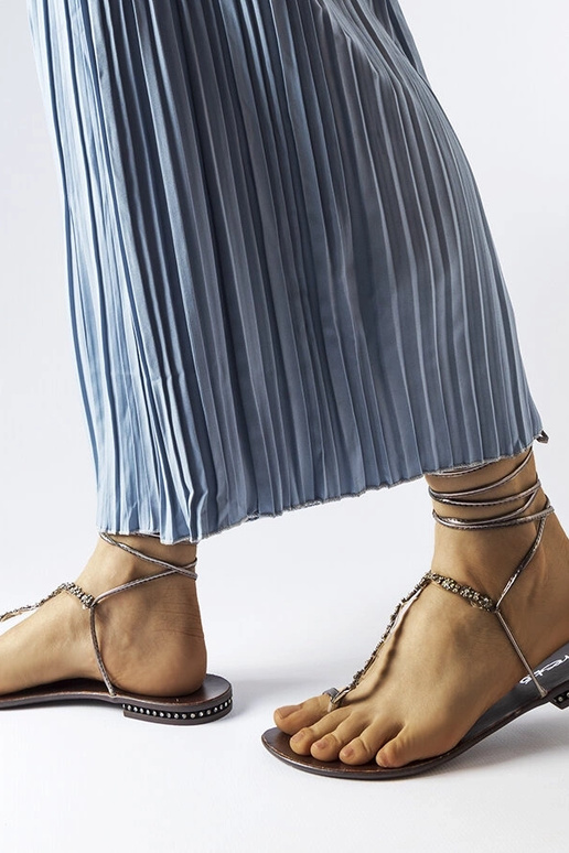 Tumehallid tsirkoonidega Troghi...