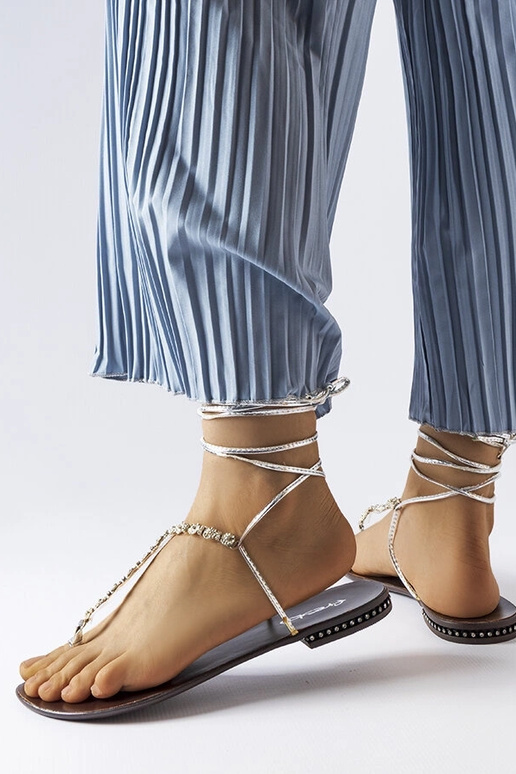 Tsirkoonidega hõbedased sandaalid Troghi