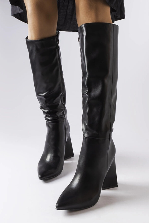 Mustad pikad saapad kontsaga, „Medicina"