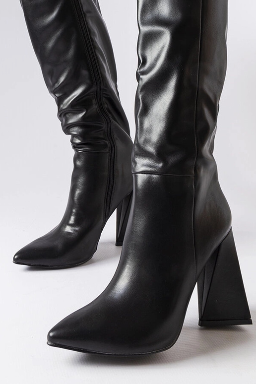 Mustad pikad saapad kontsaga, „Medicina"