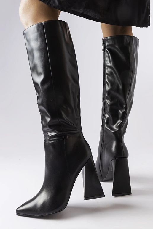 Mustad pikad saapad kontsaga, „Medicina"