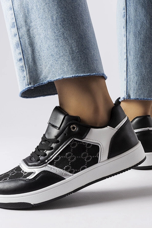 Mustad tossud, mis on kaunistatud... Mustad tossud, mis on kaunistatud...