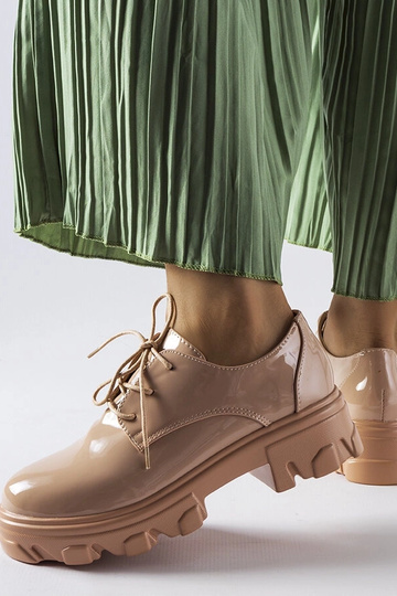 Kelly beežid lakknahast kingad