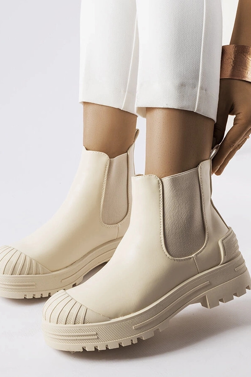 Beežid kummist vahetükkidega töötajad...