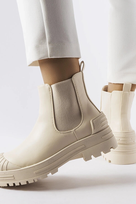 Beežid kummist vahetükkidega töötajad...