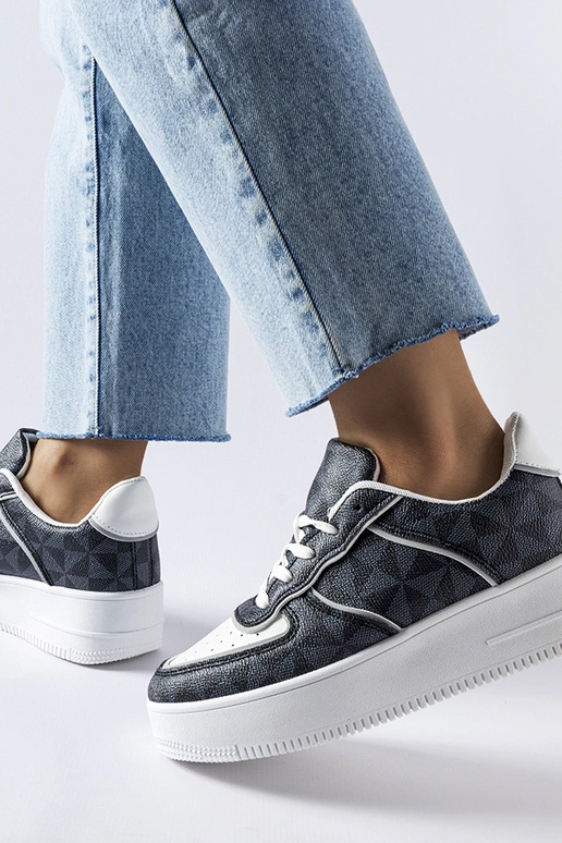 Mustad tossud, mis on kaunistatud... Mustad tossud, mis on kaunistatud...