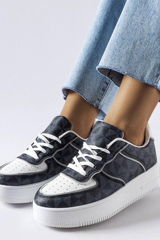 Mustad tossud, mis on kaunistatud... Mustad tossud, mis on kaunistatud...