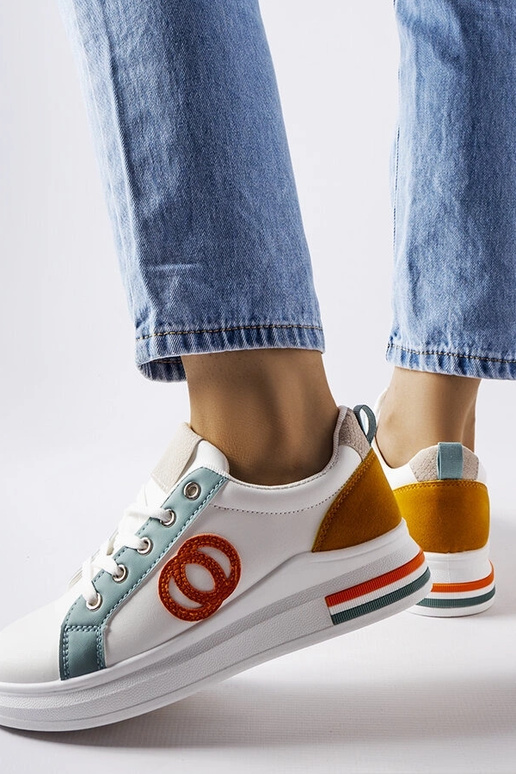 Valged värviliste vahetükkidega...