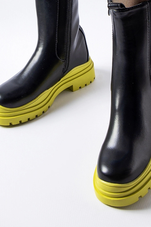 Musta värvi poolsaapad värvilise...