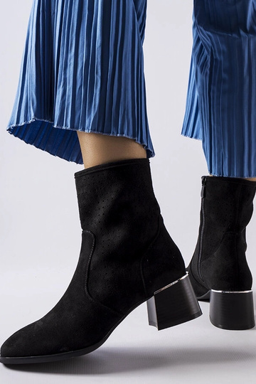 Mustad saapad perforeritud...