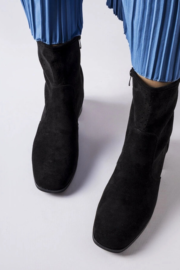 Mustad saapad perforeritud... 2