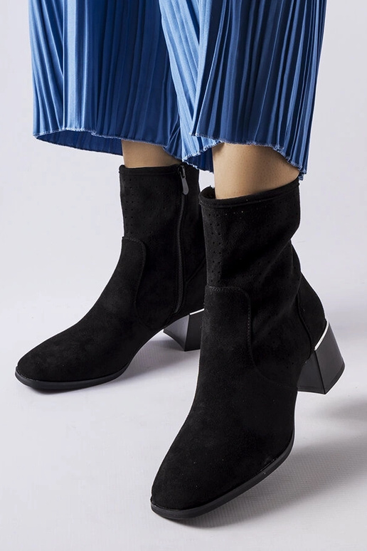 Mustad saapad perforeritud varruka,...